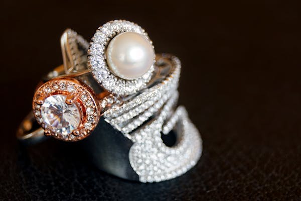 5 Ways to Style Pearl Drop Earrings for Any Occasion_pic1