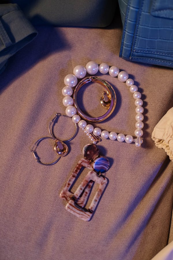 Beyond Trends: Gold Pearl Necklaces as a Wardrobe Staple_pic1